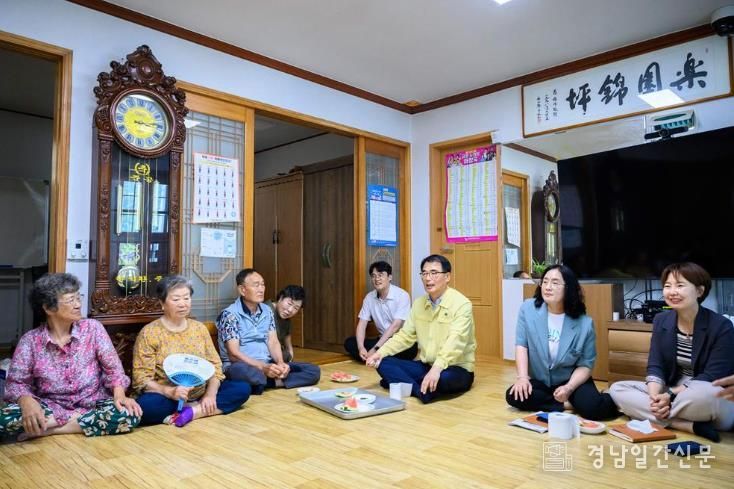 장충남 남해군수가 이동면 금평경로당 무더위 쉼터를 방문해 어르신의 안부를 살피며 애로사항을 청취하고 있다.