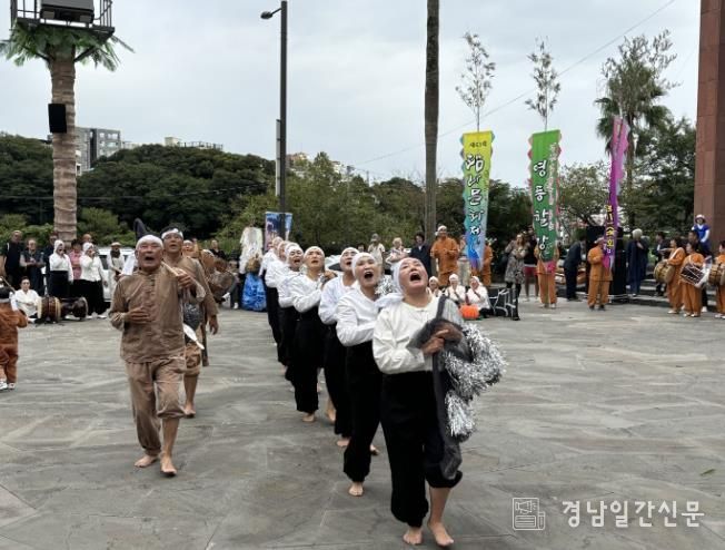 산청군, 제주성산한마음민속회 공연 개최