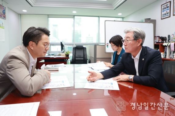 오태완 군수, 국토위 의원 잇달아 면담 '남북 6축 노선 연장 건의'