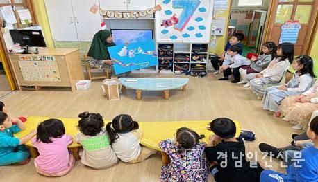 인도네시아문화 설명하는 어머니(다전어린이집)