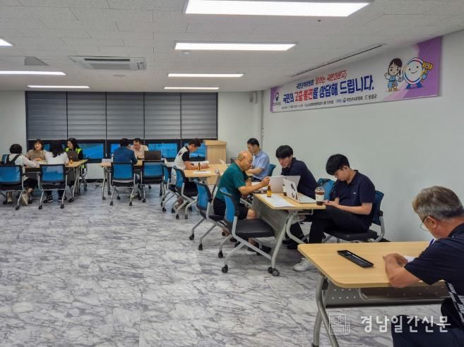 창녕읍복합문화센터 2층에서‘맞춤형 달리는 국민신문고’를 진행하고 있다.