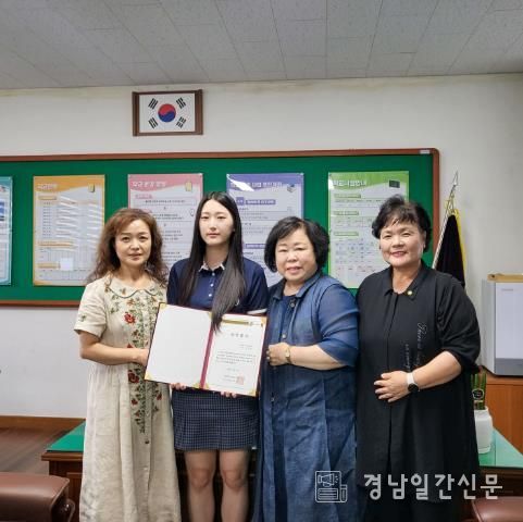 아이코리아 창녕군지회에서 영산고등학교 학생에게 장학금을 전달하고 관계자들과 기념촬영을 하고 있다.