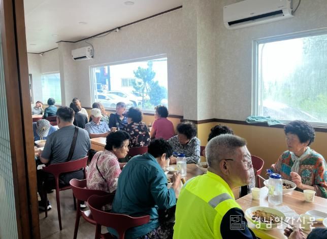 사천시 수타중국관, 어르신 대상 무료 짜장면 봉사 실천