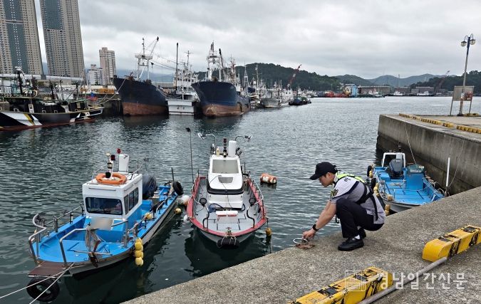 연안 안전사고 위험예보제「관심」발령에 따라 해안가 점검 중인 모습