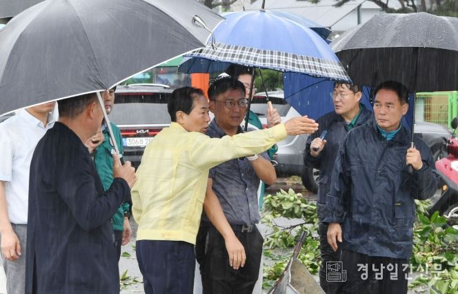성낙인 창녕군수가 집중호우로 인한 피해우려지역(도천면 송진, 길곡면, 부곡면 수다마을)을 찾아 상태를 점검하고 있다.