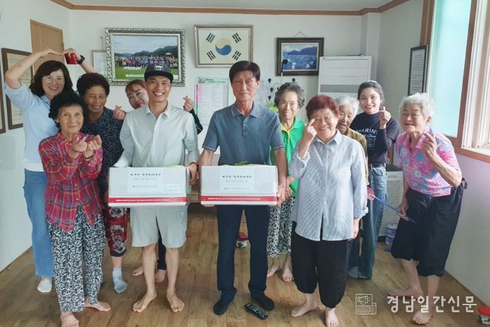 함양군 공공형 외국인 계절근로자, 첫 수확한 옥수수 지역에 기부