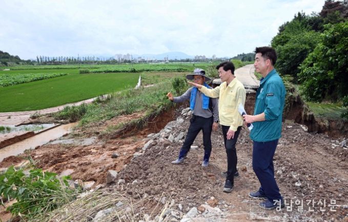 - 20일 안병구 밀양시장이 하남읍 귀명리 하천 수해 현장을 방문해 진행 사항을 점검하고 있다.