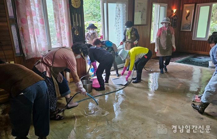합천군 삼가면 집중호우 피해 이웃 위한 자원봉사단의 따뜻한 손길