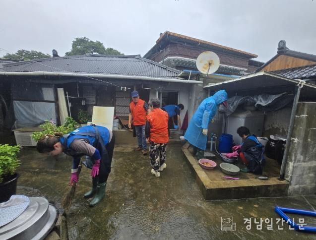 밀양시 부북면 자원봉사회와 지역사회보장협의체가 수해 피해 가구를 찾아 복구 작업을 펼치고 있다.