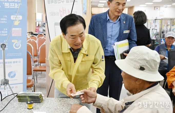 성낙인 군수가 창녕읍 행정복지센터를 방문하여 민생회복 소비쿠폰 지급 현장을 점검하고 있다