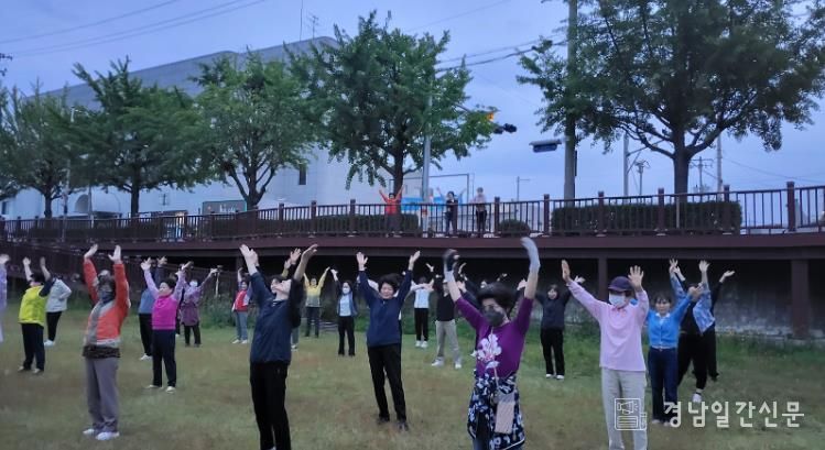 거창군 상반기 야외 신체활동 ‘음악을 품은 달밤 체조’ 프로그램 마무리