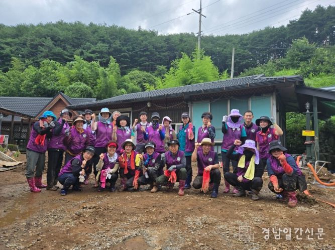 사천시와 사천시자원봉사센터 산청군 집중호우 피해 복구에 구슬땀