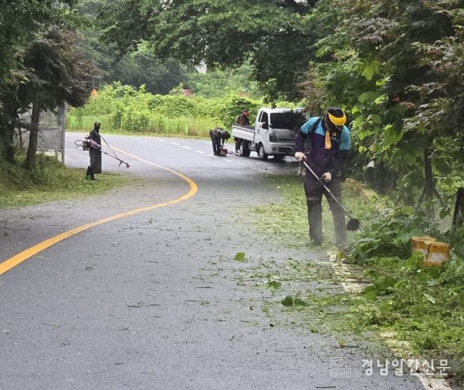 밀양시 산내면 남명리 도로변에서 얼음골청년회·특우회 회원들이 풀베기 작업을 하고 있다.