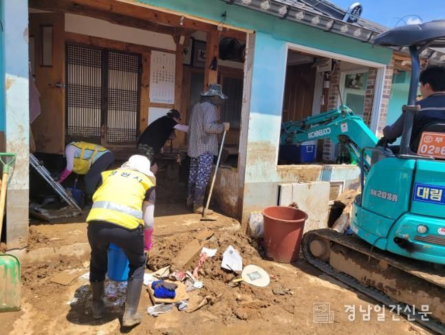 창원특례시, 자매도시 산청군 침수피해 복구 현장에서 구슬땀