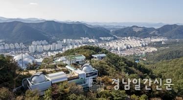 김해 분성산 정상에 위치한 김해천문대 전경
