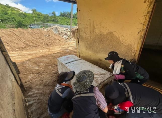 통영시 여성민방위기동대, 합천군 호우피해 복구지원 나서