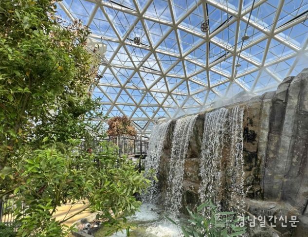 재정비를 마친 네이처 에코리움 인공습지관 내부 전경