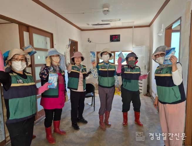 폭염 속 복구 현장…합천군, 근로자에 폭염 예방물품 긴급 배부