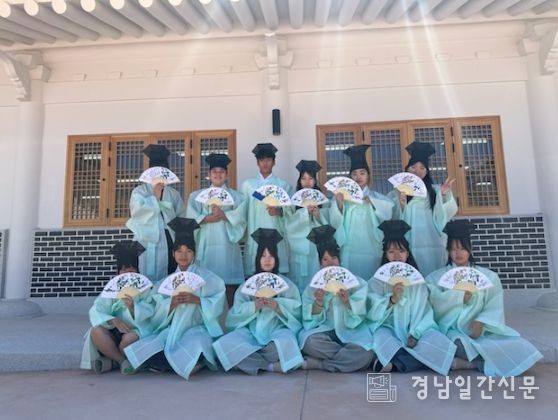 25일 밀양시 중학생과 일본 야스기시 중학생들이 밀양 영남루에서 기념 촬영을 하고 있다.