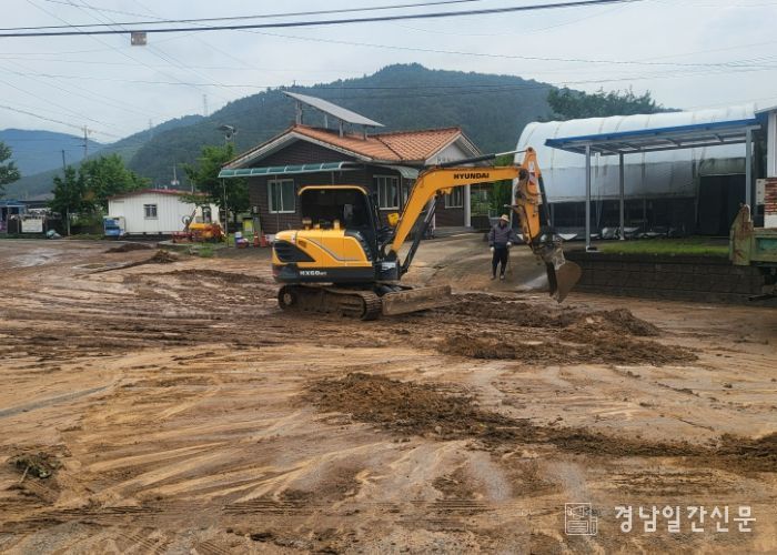 현장정리를 위해 중장비가 투입됐다.