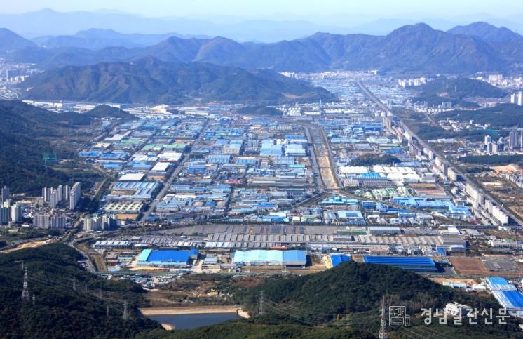 창원 상반기 수출액 117억 달러... 작년 동기 대비 7.9%↑(공보관) _ 불모산에서 바라본 창원국가산업단지