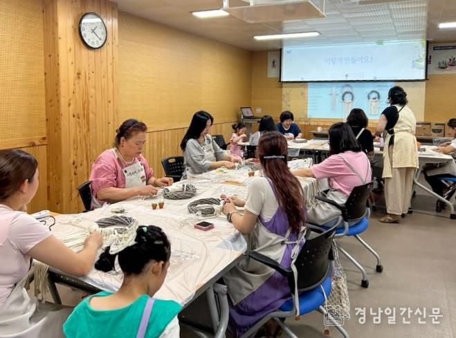 사례관리대상 아동의 양육자들이 드림스타트 프로그램실에서 전사지 유리볼과 마크라메 벽장식을 만들고 있다.