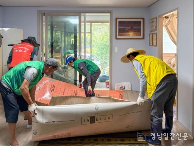 자원봉사자들이 복구 활동을 실시하고 있다.