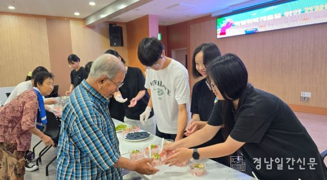 실버주택 어르신대상 냅킨부채 및 수박화채 나눔활동