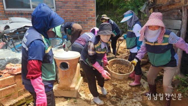 ”거제시 여성민방위기동대 산청 피해복구 동참