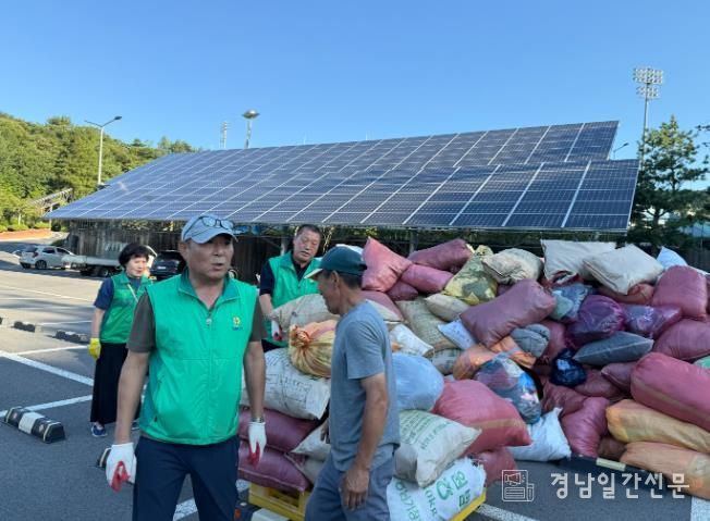 “낡은 옷에 생명을”..하동군새마을부녀회, 헌 옷 수거 경진대회