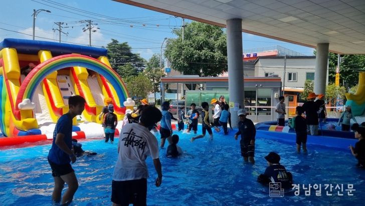 지난 2일 밀양시종합사회복지관 야외행사장에서 진행된 ‘모두의 놀이터_3팍 물놀이 행사’ 전경