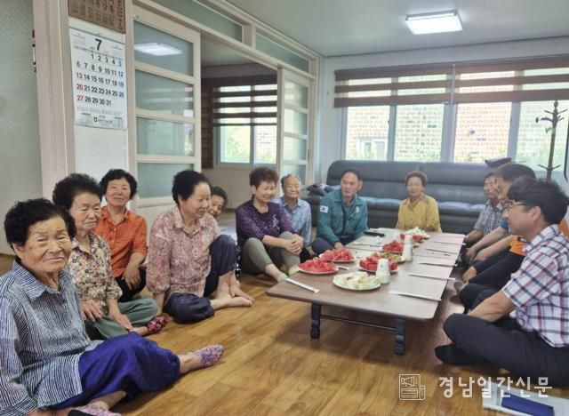 석상훈 계성면장이 경로당 및 무더위쉼터 등 취약시설을 방문하여 어르신들의 안부를 확인 중이다.