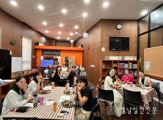 밀양시종합사회복지관이 복지관 내 마을수리수선학교에서 마을수리수선학교 개소식 및 오리엔테이션을 진행하고 있다.