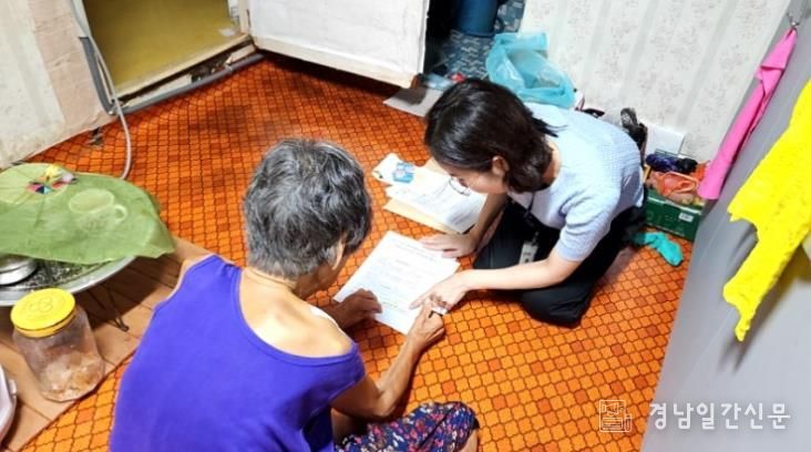 밀양시 산외면이 거동이 불편한 어르신을 직접 방문해 민생회복 소비쿠폰 신청을 받고 있다.