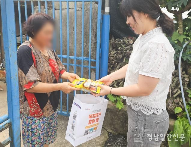 사례관리 가구 대상에 삼계탕을 전달하고 있다.