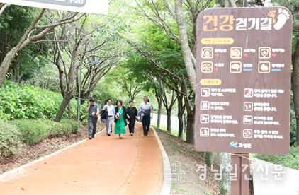 고성군의회 산업경제위원회, 남산공원 맨발 걷기길 조성 사업 현장 점검