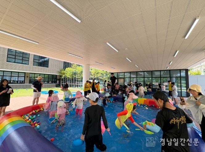 “시원함+웃음 가득” 거제시가족센터, 여름방학 맞이 물놀이 한마당