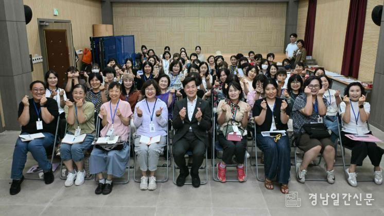 안병구 시장이 12일 초동면 함박웃음센터에서 노인맞춤돌봄서비스 생활지원사들과 단체 기념 촬영을 하고 있다.