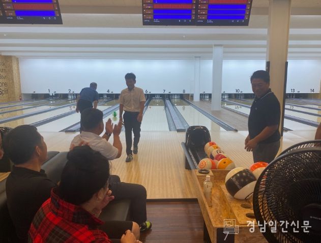 (사)한국후계농업경영인 밀양시연합회와 창녕군연합회가 볼링 친선 경기를 통해 친목을 다지고 있다.