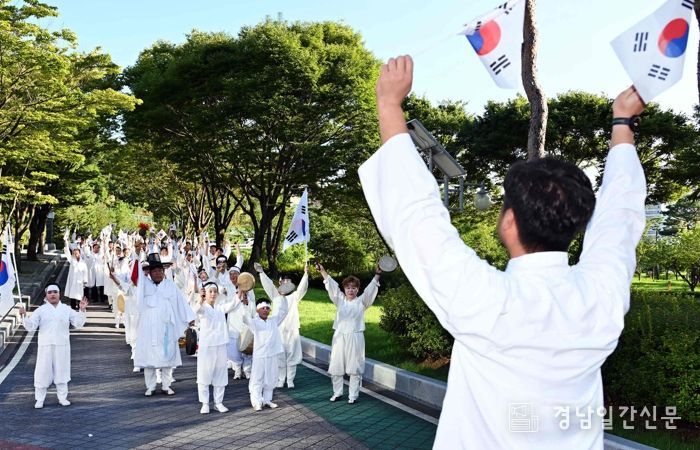- 지난 15일 밀양아리랑아트센터 소공연장에서 개최된 제80주년 광복절 기념식 및 문화공연 참석자들이 길놀이 행진 중‘대한독립 만세’를 외치고 있다.