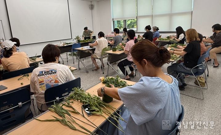 함안군립칠원도서관 8월 일일 강좌‘생화를 이용한 장식(내추럴 센터피스) 만들기’성료