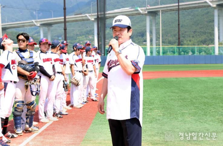 곽근석 밀양시 부시장이 19일 선샤인 밀양 테마파크 내 스포츠파크에서 열린 제59회 대통령기 전국대학야구대회 결승전에 앞서 진출팀 선수들을 격려하며 인사말을 하고 있다.
