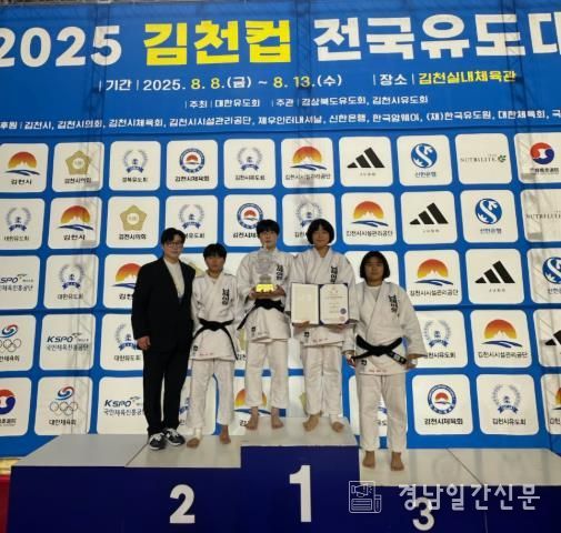 왼쪽부터 황진 지도자, 장가연(3학년), 윤은솔(2학년), 김규미(1학년), 강민서(3학년)