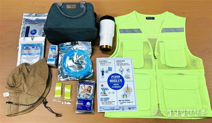 김해시, 폐지수집 어르신 위한 폭염 안전물품·건강수칙 배부