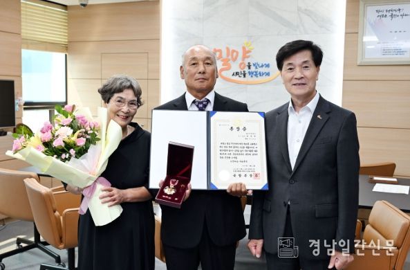 안병구 밀양시장이 20일 시장실에서 6·25전쟁 참전용사 고(故) 장석태 상병의 자녀 장병도 씨에게 화랑무공훈장을 전수한 뒤 기념 촬영을 하고 있다.(사진 왼쪽부터 고(故) 장석태 상병 배우자 김의선 씨, 자녀 장병도 씨, 안병구 시장)