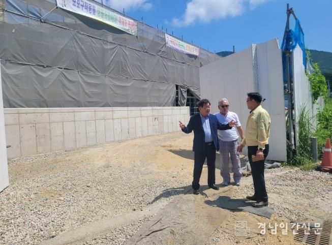 고성군의회 최을석 의장, 삼산면 기초생활거점 조성사업 현장점검...“주민의견 적극 반영해야”