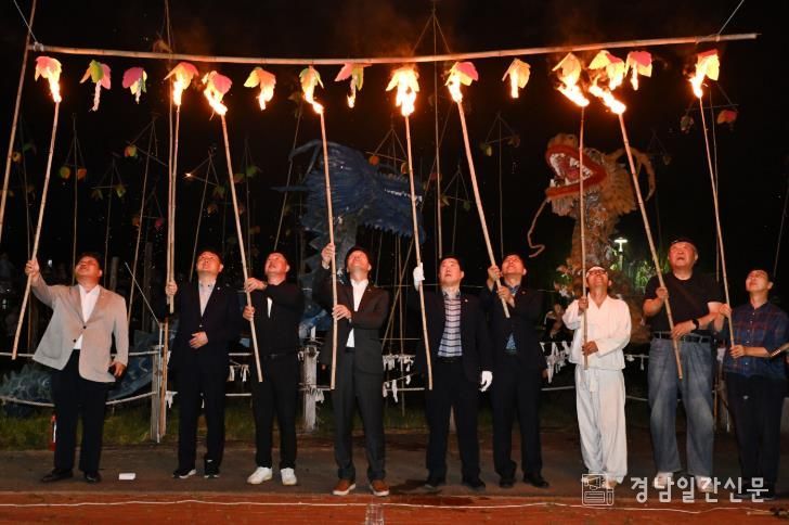 밀양시 수산제역사공원에서 열린 어화 꽃불놀이 콘텐츠 제작 시연회에서 내빈들이 줄불 점화에 참여하고 있다.