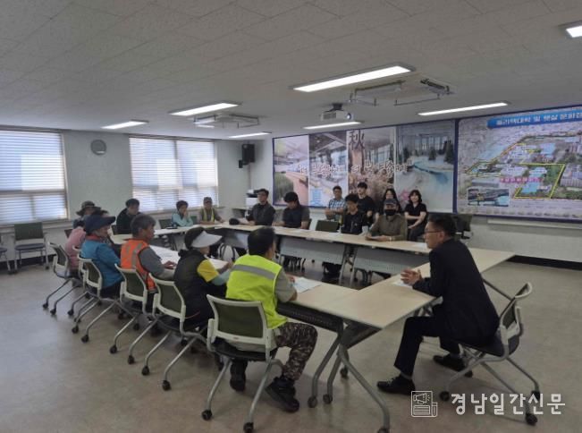 주영홍 밀양시 내이동장이 행정복지센터 회의실에서 현장 근로자들을 대상으로 폭염 대비 안전보건교육을 진행하고 있다.