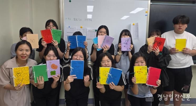 고성군, ‘업사이클링 북바인딩 이면지 노트만들기’ 프로그램 운영