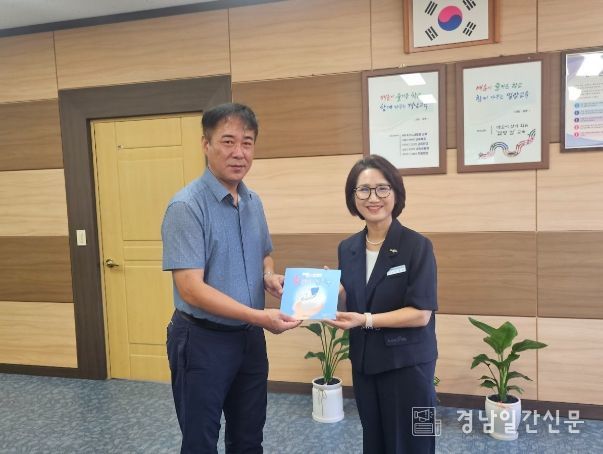 , 환경 동화책 ‘똥스토리: 물티슈’기부